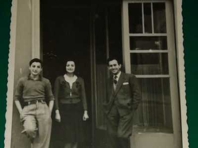 ...che dal fratello Michele. Quest�ultimo inaugur� un parrucchiere in via Melo, nel punto in cui oggi si trova la libreria Feltrinelli, per poi spostarsi nel 1955 in corso Cavour, nei pressi della Chiesa del Sacro Cuore, dove � rimasto sino al 1990